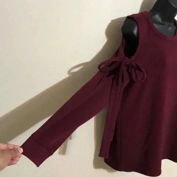 Pleione Cold Shoulder Sweatshirt Size S - Picture 3 of 6